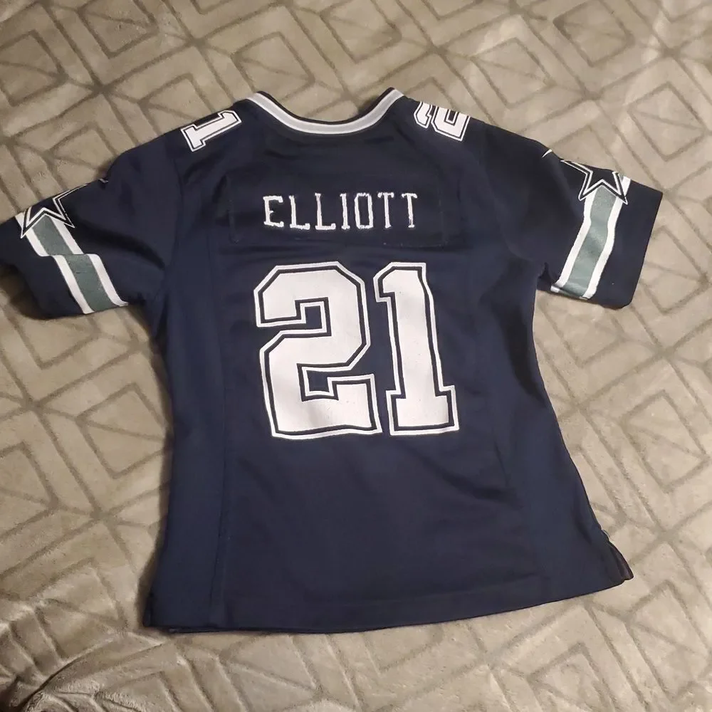 Nike Dallas Cowboys jersey featuring Ezekiel Elliott and his number 21 Size‎ 7/8